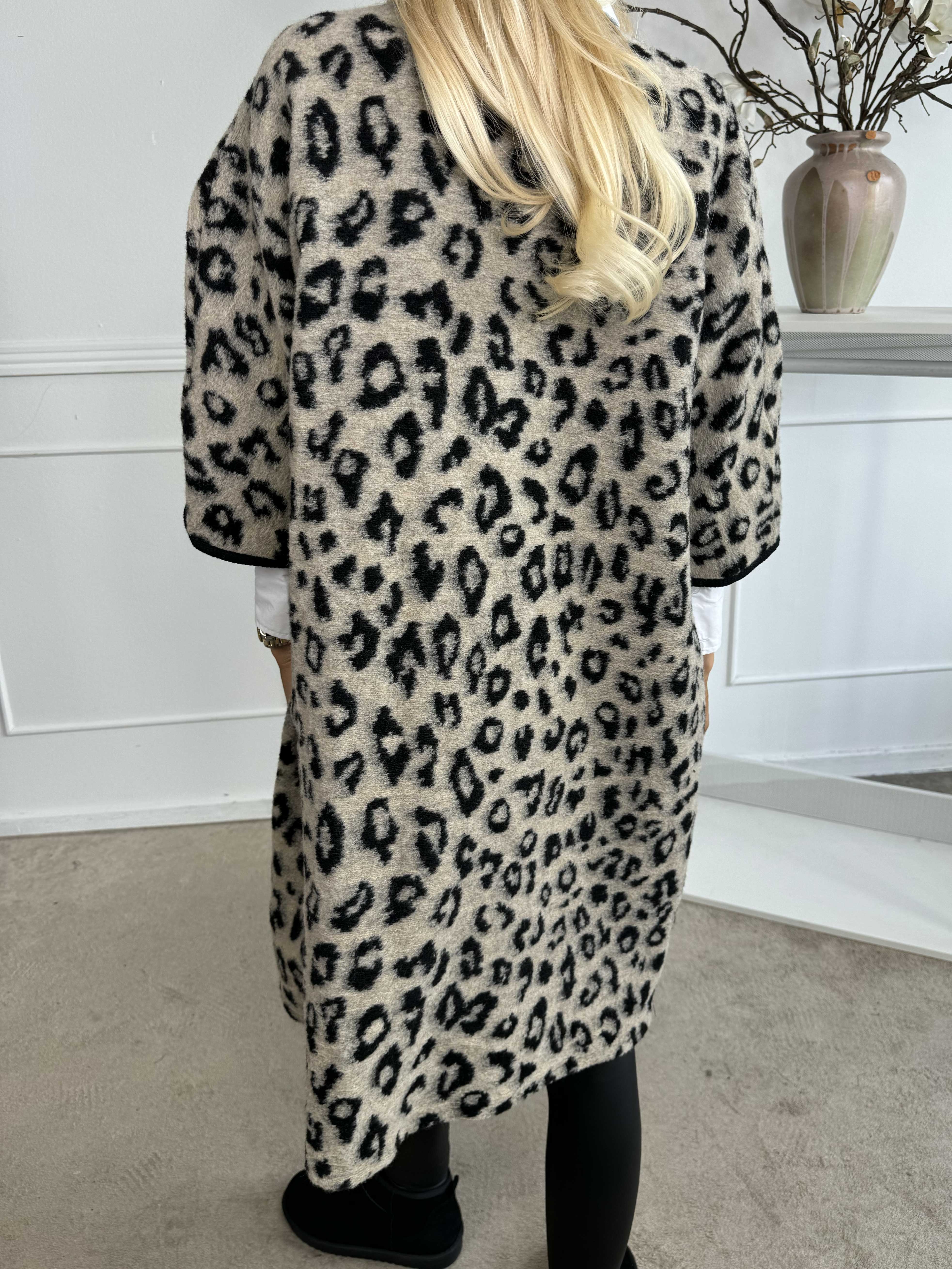 Arianna Leo - Leopardmönstrad kappa med ullfoder